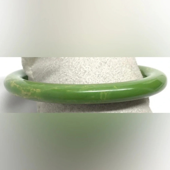 BAKELITE Vintage 1940s Spinach Green/Creamed Corn Marbled Bracelet TESTED - Picture 2 of 5
